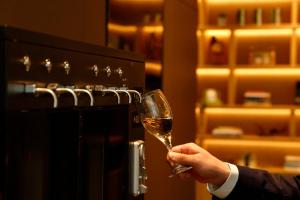 een persoon met een glas wijn bij Miyako City Osaka Hommachi in Osaka