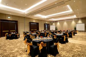 Premier Place Surabaya Airport商务区和/或会议室