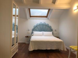 Schlafzimmer mit einem Bett mit blauem Kopfteil in der Unterkunft Pension Casa da Nena in Muros
