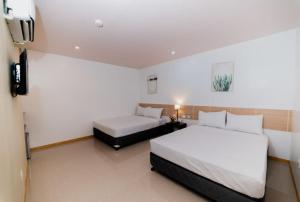 Voodi või voodid majutusasutuse Soi Suites toas +37 fotot