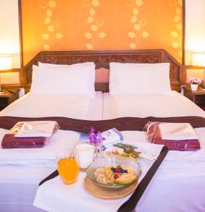 uma bandeja de comida em cima de uma cama em People Place Boutique In Town Hotel - SHA Extra Plus em Chiang Mai