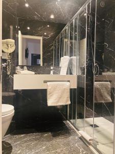 
A bathroom at Icône Hôtel - Annecy
