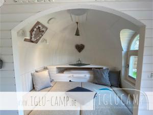 uma sala de estar com um sofá e uma mesa em Iglu Camp Triolago em Riol