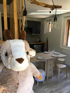 ein großer ausgestopfter Teddybär sitzt in einem Zimmer in der Unterkunft Le petit Beillard in Gérardmer
