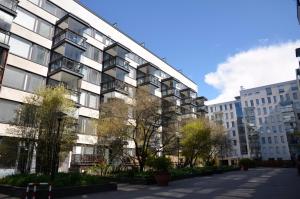 un gran edificio de apartamentos con árboles delante de él en BEAUTIFUL SEASIDE TOWN Apartment with SAUNA and on-premise RESTAURANTS GYM ,SUPERMARKET, en Helsinki