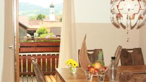 una mesa de comedor con un bol de fruta. en AllgäuBlick - Die Ferienwohnung, en Sonthofen