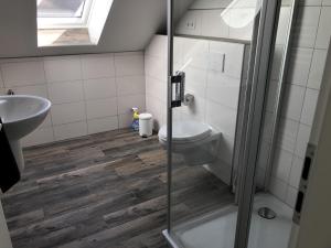 een badkamer met een toilet en een wastafel bij Ferienwohnung Böverdün in Sankt Peter-Ording