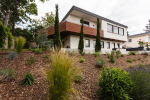 ein Haus mit Garten davor in der Unterkunft O-Apartment in Obernburg am Main