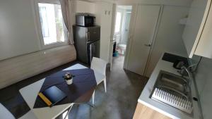 Kuchyň nebo kuchyňský kout v ubytování Victoria Mobilehome in Union Camping Cavallino + 19 fotografií
