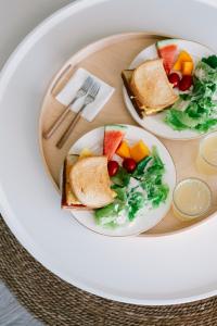 鵝鑾的住宿－草分木B&B • 墾丁船帆石 ，两盘食物,配三明治和桌上水果
