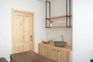 kuchnia ze zlewem i drewnianą szafką w obiekcie Bauernhof Gschmeidler w mieście Sankt Johann im Saggautal