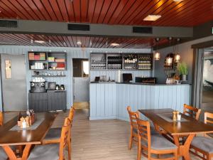 Lounge nebo bar v ubytování Vardø Hotel