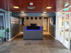 um átrio de escritório com uma secretária no meio em Vardø Hotel em Vardo