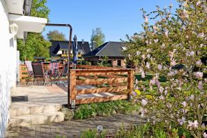 a garden with a wooden fence and some flowers at Ferienhaus an der Granitz in Seerams