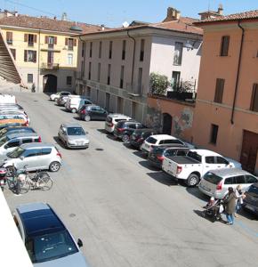 クレモナにあるCasa Vidaの駐車場に停車した車の集団