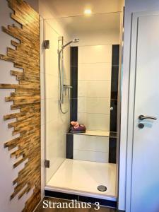 Et badeværelse på Ferienwohnungen im Strandhus