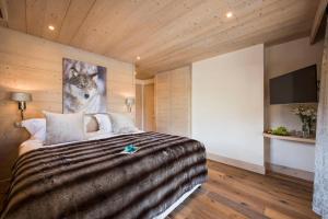 a bedroom with a bed with a picture of a wolf at Chalet Opale in Tignes