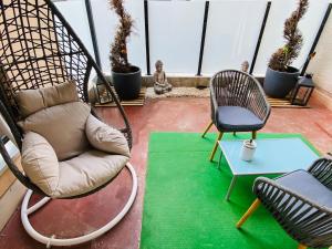 薩爾格米納的住宿－Le Rêve d'une Nuit suite Amour，客厅配有两把椅子和一张沙发