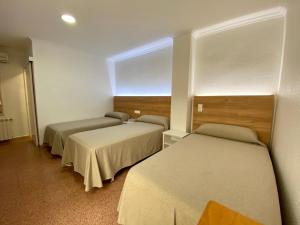 Postel nebo postele na pokoji v ubytování Hostal Pensimar