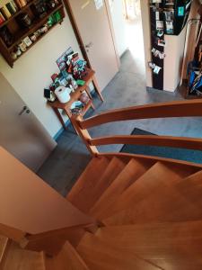 una vista aérea de una escalera en una casa en B&B Lomolen, en Aalter
