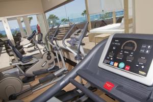 een fitnessruimte op een jacht met een tablet op een loopband bij Hotel Riu Calypso - Adults Only in Playa Jandia
