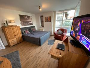 a living room with a flat screen tv and a couch at Ferienwohnung am Yachthafen Waren Müritz in Waren