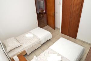 Postel nebo postele na pokoji v ubytování Apartments Lonić