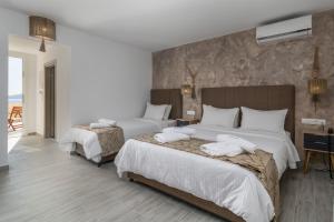 En eller flere senge i et værelse på Portiani Hotel