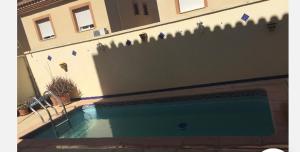 une piscine en face d'un bâtiment dans l'établissement Calle Los Laureles, 36 Holiday Home, à Mollina