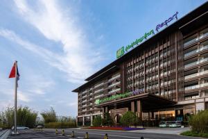 a rendering of the exterior of a hotel at Holiday Inn Resort Maoshan Hot-Spring, an IHG Hotel in Jurong