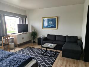 TV a/nebo společenská místnost v ubytování Vardø Hotel