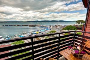 een balkon met uitzicht op het water en de boten bij Panorama Blue Family Hotel in Nesebar