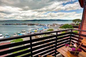 ネセバルにあるPanorama Blue Family Hotel and Free parkingの- 海とボートの景色を望むバルコニー