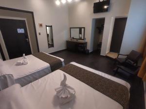 Postel nebo postele na pokoji v ubytování Hotel San Diego