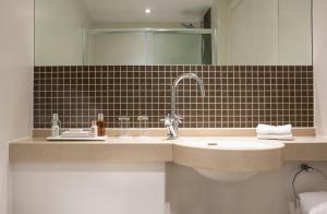 W łazience znajduje się umywalka i lustro. w obiekcie Montagu Place Hotel w Londynie