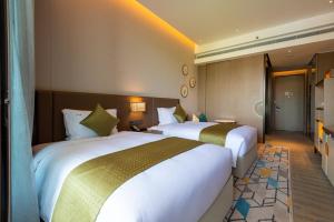 Postel nebo postele na pokoji v ubytování Holiday Inn Resort Maoshan Hot-Spring, an IHG Hotel