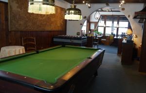 een biljarttafel in een pub met een groene tafel bij Hotel Beatus in Interlaken