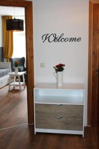 eine weiße Kommode mit einer Schublade im Wohnzimmer in der Unterkunft Ferienwohnung "OTTO" in Erfurt