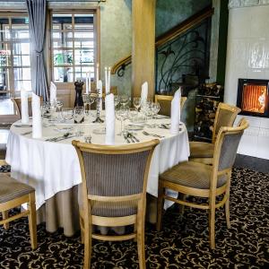 un comedor con una mesa con copas de vino en Hotel Habenda, en Budzyń