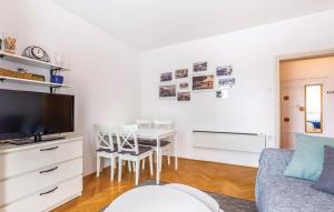 Televízia a/alebo spoločenská miestnosť v ubytovaní Apartman Crikvenica