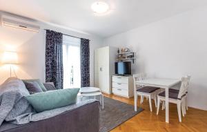 Televízia a/alebo spoločenská miestnosť v ubytovaní Apartman Crikvenica
