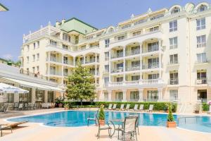 un hôtel avec une piscine et un grand bâtiment dans l'établissement ApartComplex Splendid, à Saints Constantine et Helena