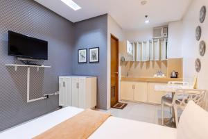 TV a/nebo společenská místnost v ubytování Baymont Suites & Residences