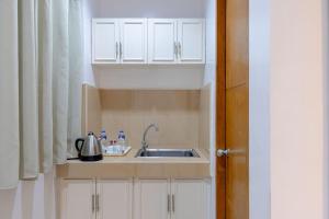 Kuchyň nebo kuchyňský kout v ubytování Baymont Suites & Residences