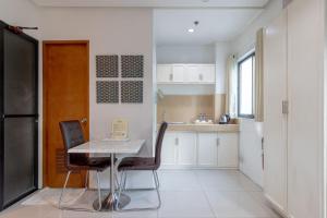 Kuchyň nebo kuchyňský kout v ubytování Baymont Suites & Residences