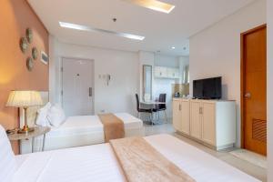 Postel nebo postele na pokoji v ubytování Baymont Suites & Residences