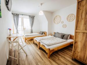 Posteľ alebo postele v izbe v ubytovaní Góralski Przystanek dom dla max 17 osób z sauną i balią z funkcją jacuzzi