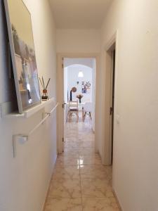a hallway leading to a living room with a table at Alquilaencanarias- Medano Amanecer Cabezo Beach in El Médano