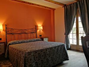 um quarto com uma cama e uma grande janela em Hotel Rural & SPA Puente del Duratón em Sepúlveda