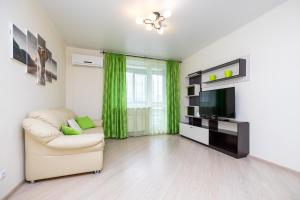 喀山的住宿－Apartment on Khakima 50，带沙发和电视的客厅